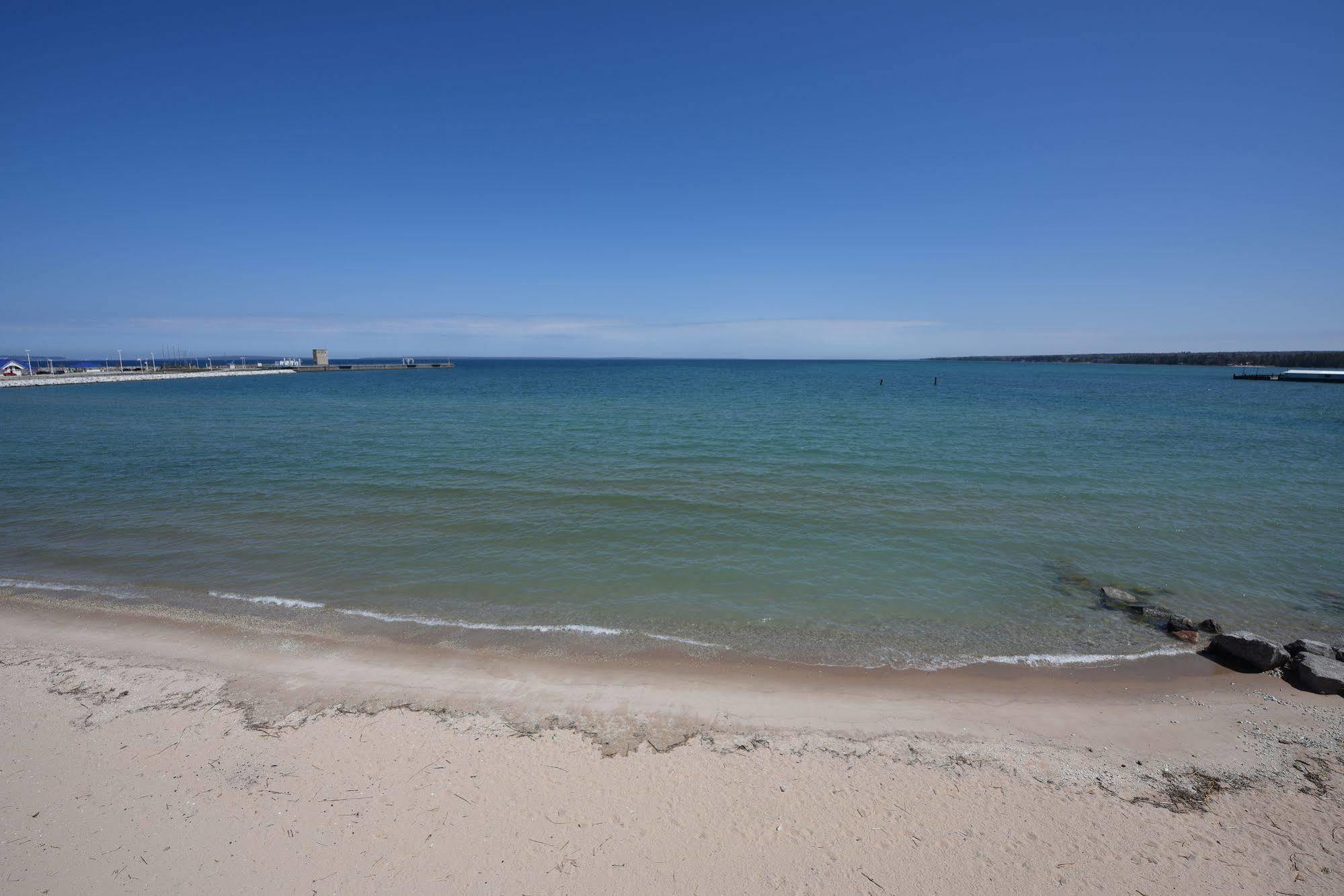 Hamilton Inn Select Beachfront Mackinaw City Exterior foto